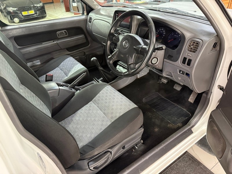 Nissan NP300 Hardbody - Stargate Auto - Image 9