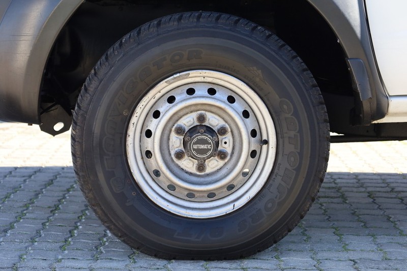 Nissan NP300 Hardbody - King Cars Bellville/Vredekloof - Image 7