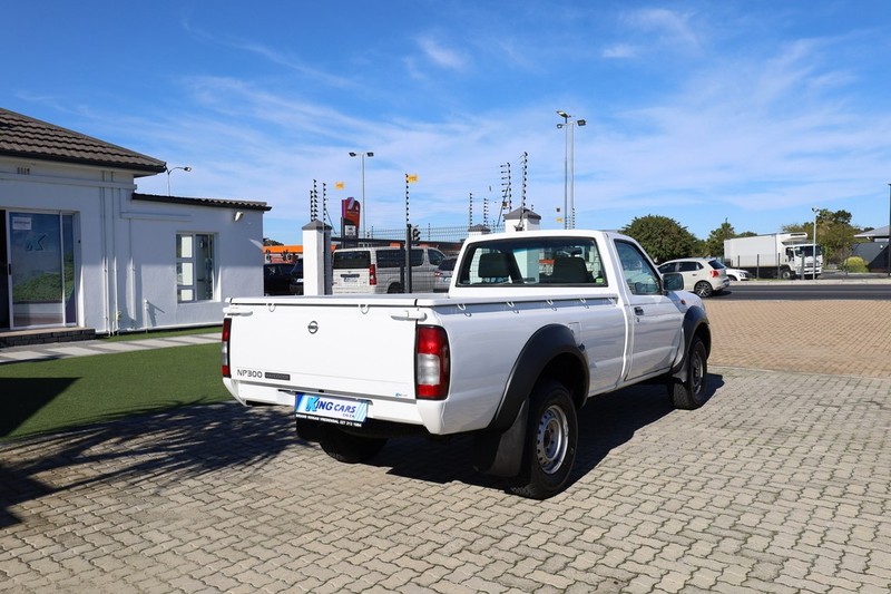 Nissan NP300 Hardbody - King Cars Bellville/Vredekloof - Image 11