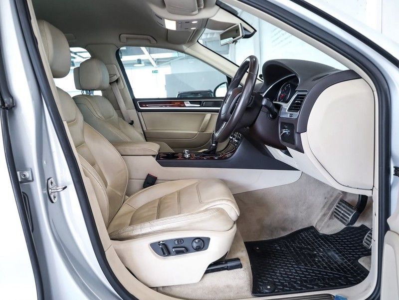 Volkswagen Touareg - Hatfield VW Bryanston - Image 9