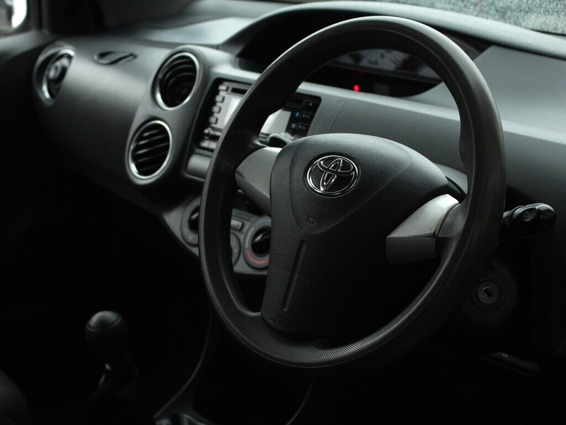 Toyota Etios - Authentique Autos - Image 8