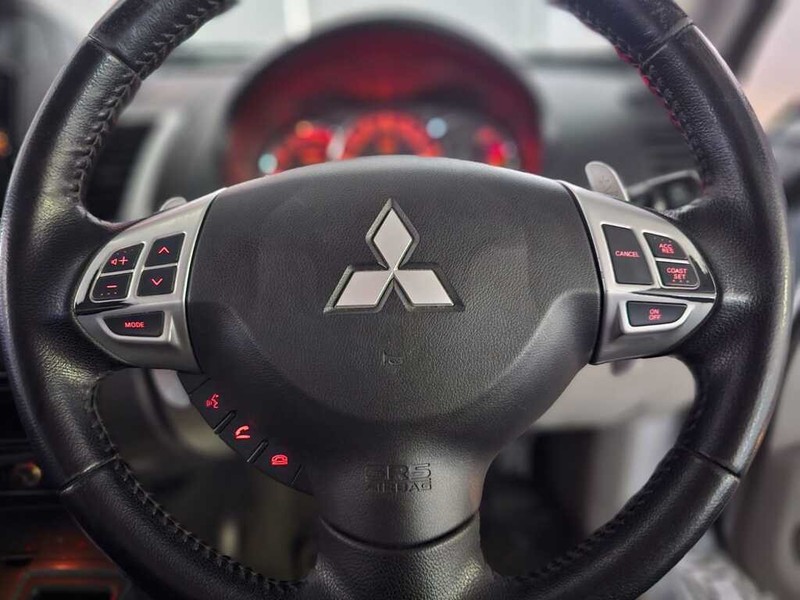 Mitsubishi Pajero - Auto Hot Spot - Image 9