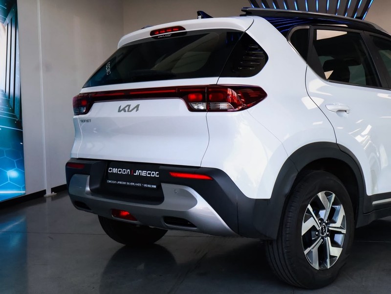 Kia Sonet - OMODA JAECOO Silver Lakes - Image 8
