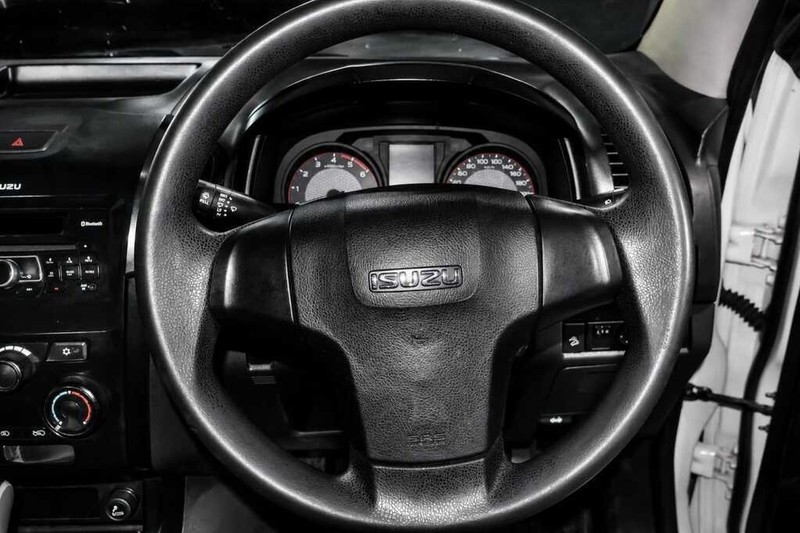 Isuzu D-Max - Bluebird Motors - Image 9