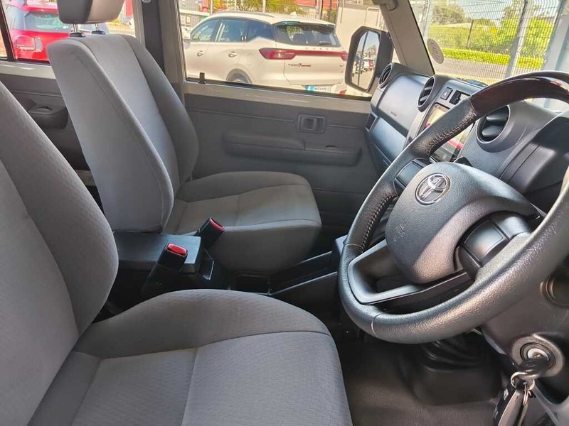Toyota Land Cruiser - King Cars Bellville/Vredekloof - Image 11