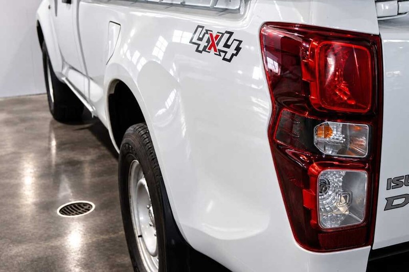 Isuzu D-Max - Bluebird Motors - Image 11