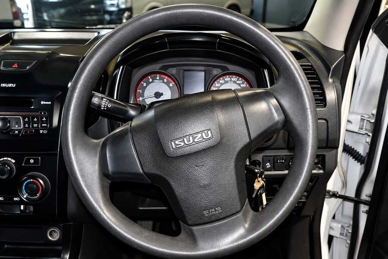 Isuzu D-Max - Bluebird Motors - Image 9