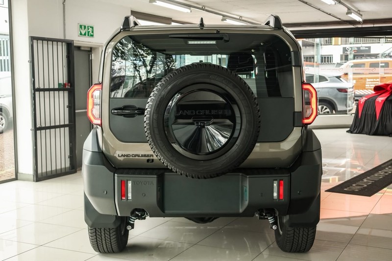 Toyota Land Cruiser - OMODA JAECOO Hatfield - Image 8