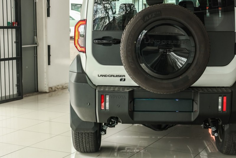 Toyota Land Cruiser - OMODA JAECOO Hatfield - Image 8