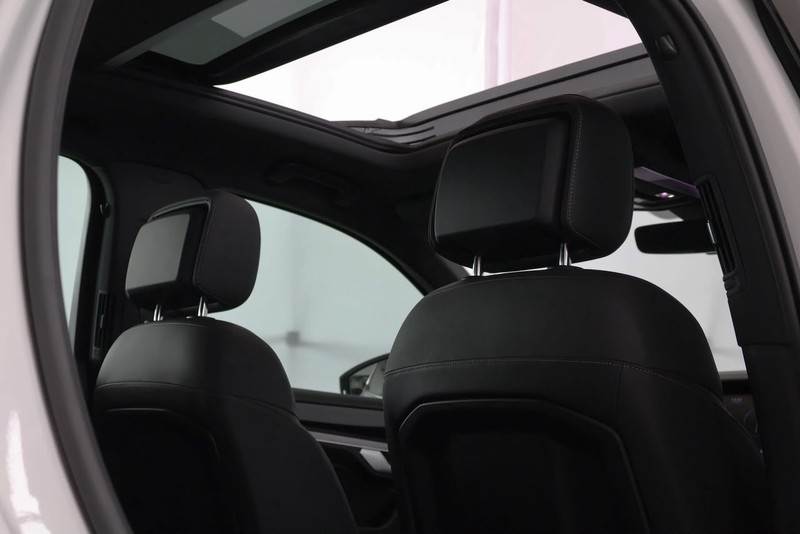 Volkswagen Touareg - Audi Centre Hatfield - Image 17