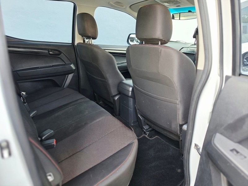 Isuzu D-Max - Motortoria - Image 11