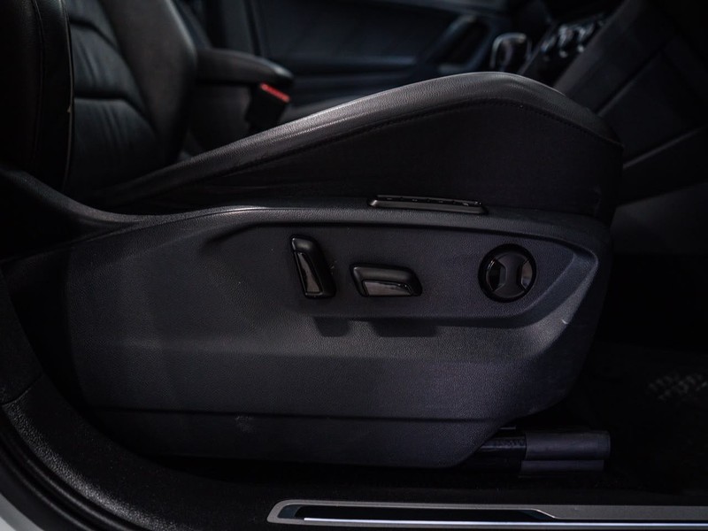 Volkswagen Tiguan Allspace - Chery Waterfall - Image 11